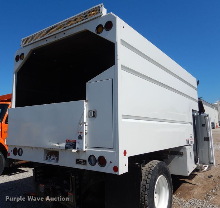image for item FU9437 2018 International 4300 chipper truck