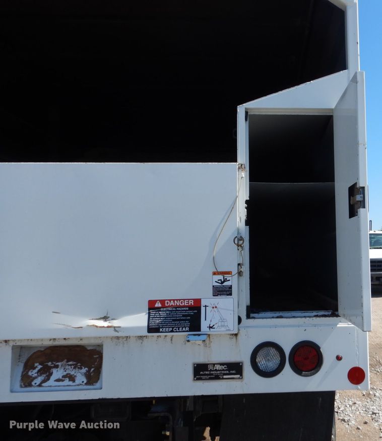 image for item FU9437 2018 International 4300 chipper truck