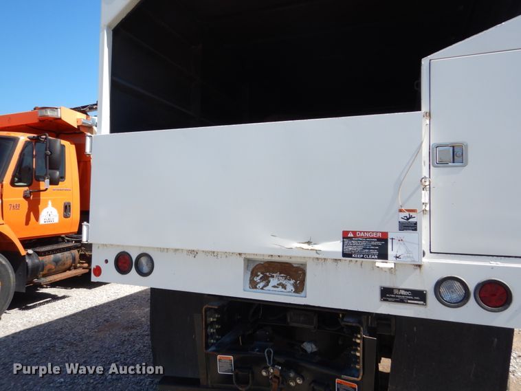 image for item FU9437 2018 International 4300 chipper truck