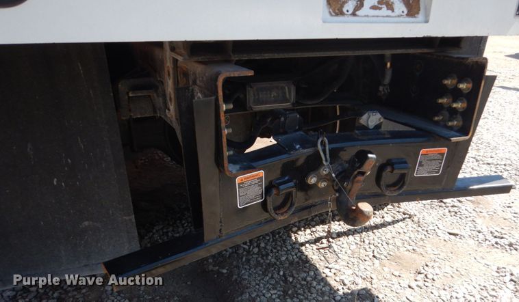 image for item FU9437 2018 International 4300 chipper truck