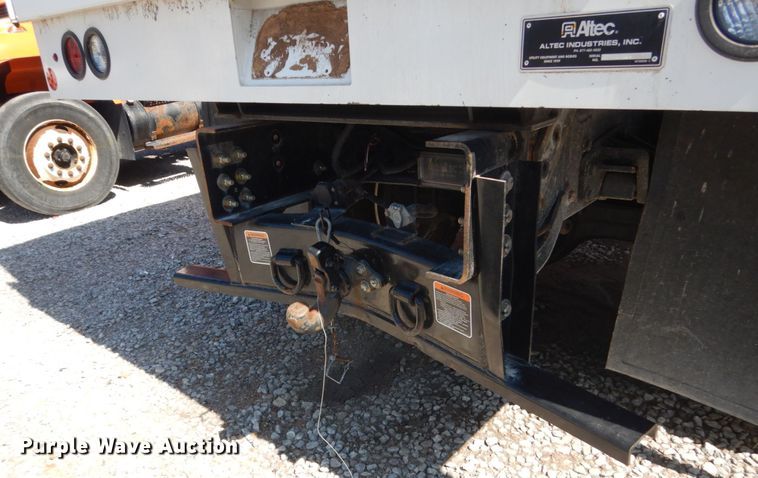 image for item FU9437 2018 International 4300 chipper truck