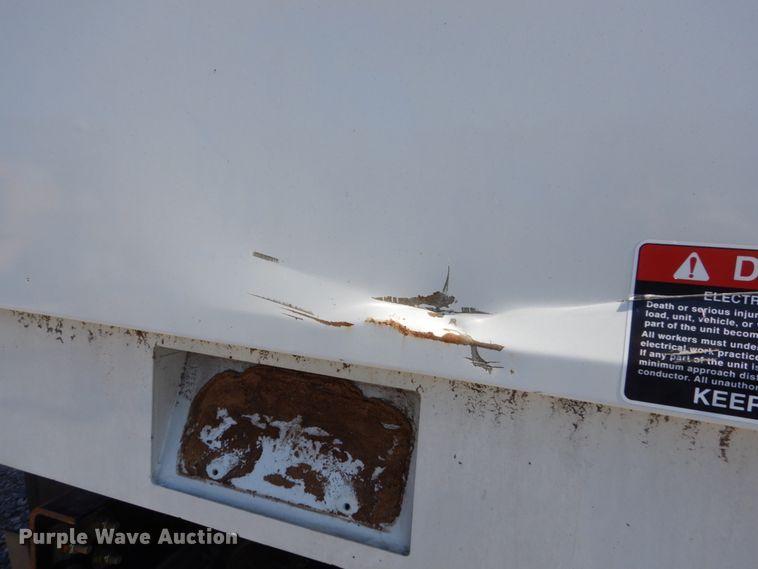 image for item FU9437 2018 International 4300 chipper truck