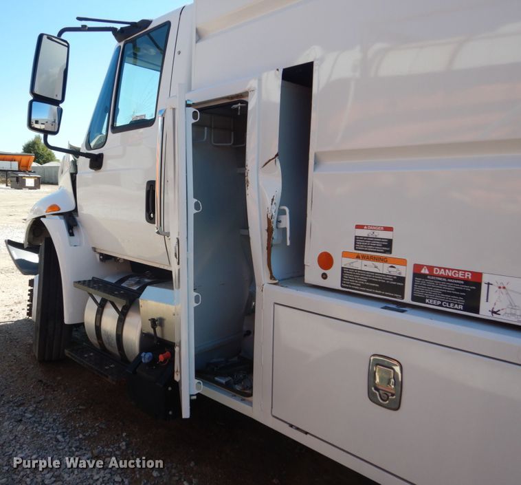 image for item FU9437 2018 International 4300 chipper truck