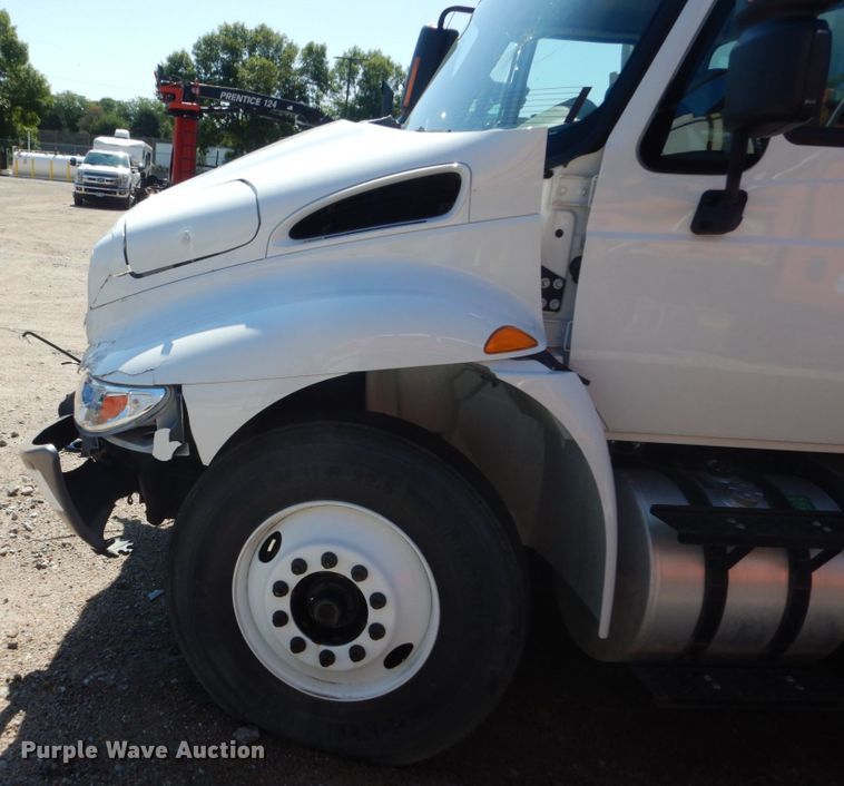 image for item FU9437 2018 International 4300 chipper truck