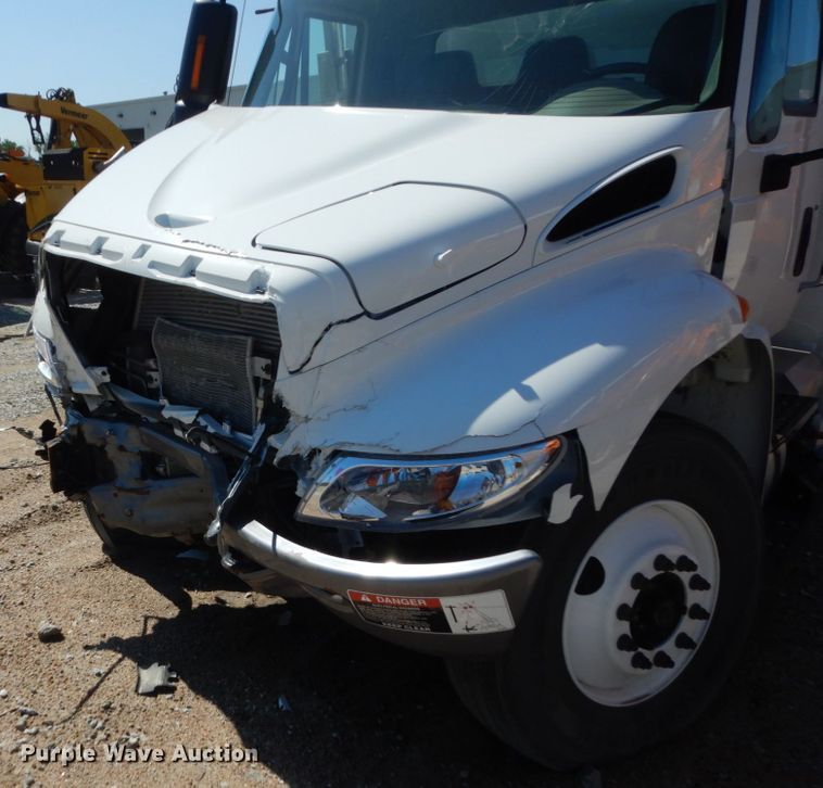 image for item FU9437 2018 International 4300 chipper truck