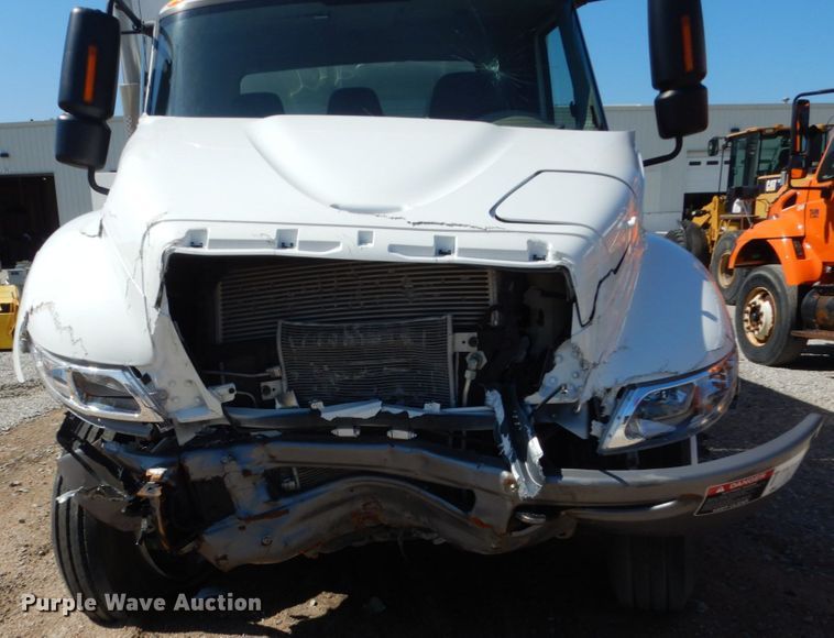 image for item FU9437 2018 International 4300 chipper truck