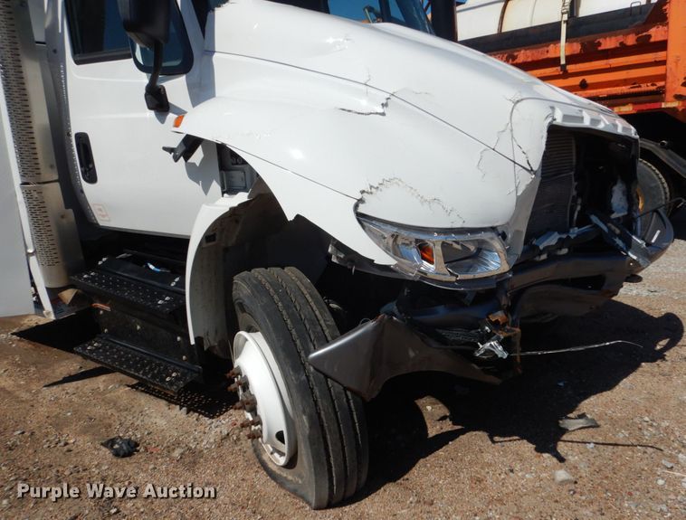 image for item FU9437 2018 International 4300 chipper truck