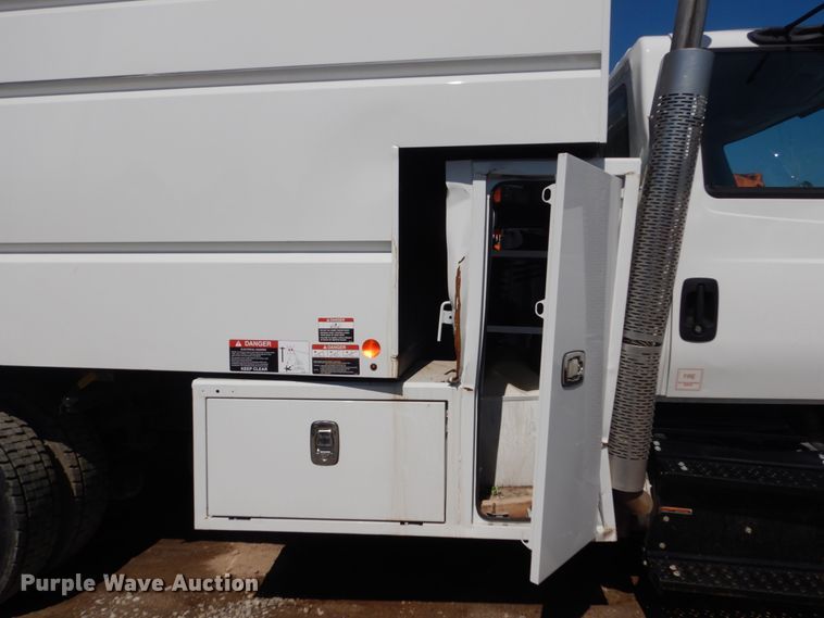 image for item FU9437 2018 International 4300 chipper truck