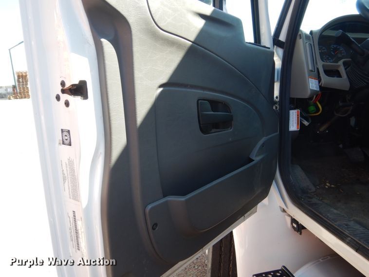 image for item FU9437 2018 International 4300 chipper truck