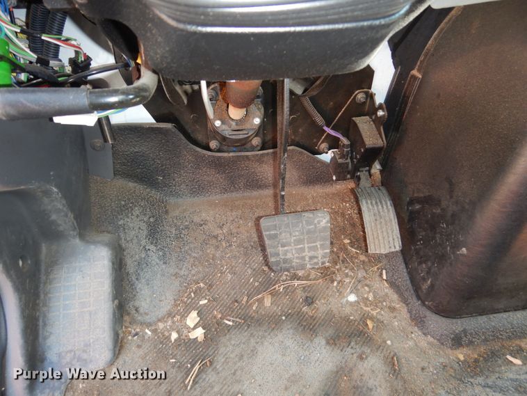 image for item FU9437 2018 International 4300 chipper truck