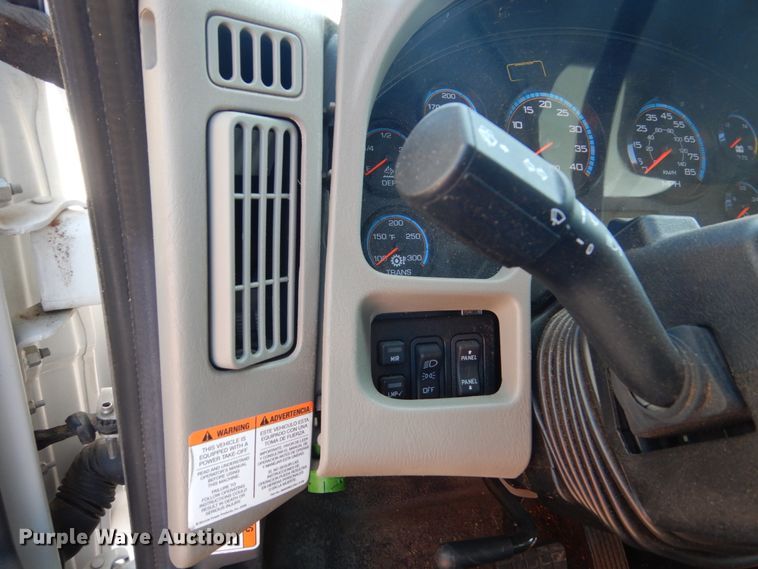 image for item FU9437 2018 International 4300 chipper truck