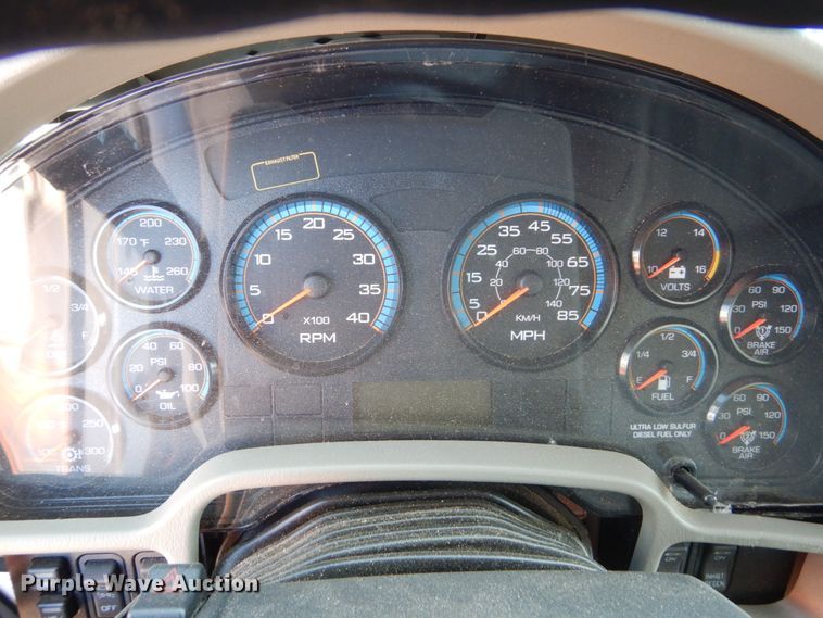 image for item FU9437 2018 International 4300 chipper truck