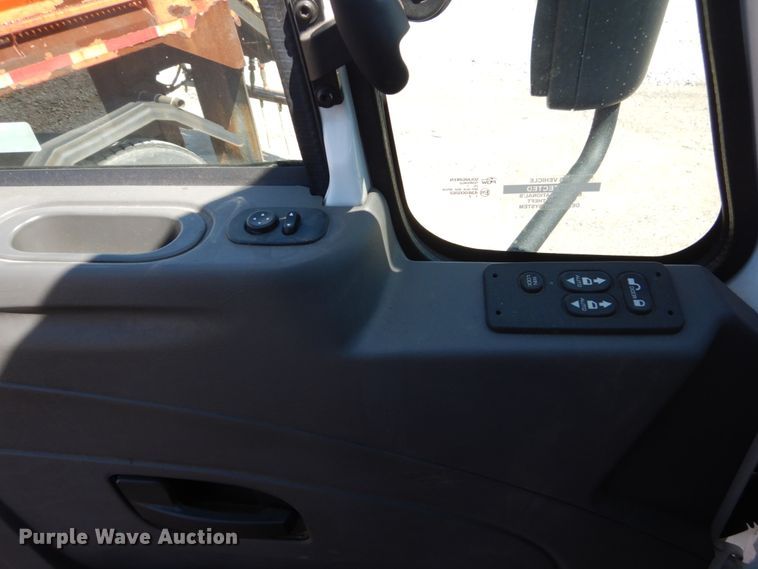 image for item FU9437 2018 International 4300 chipper truck