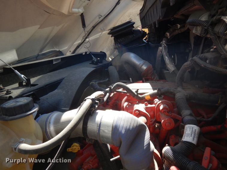 image for item FU9437 2018 International 4300 chipper truck