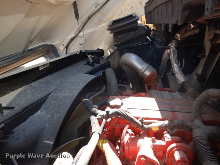 image for item FU9437 2018 International 4300 chipper truck