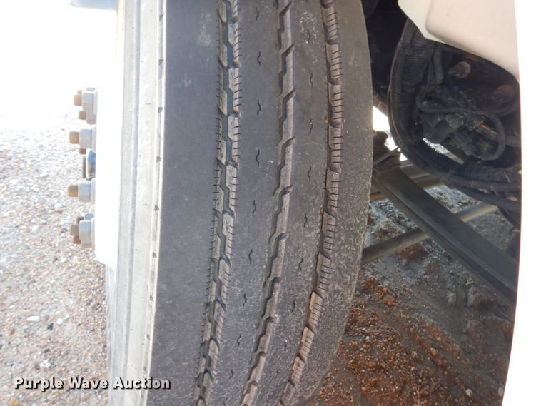 image for item FU9437 2018 International 4300 chipper truck