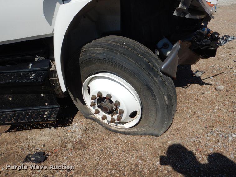 image for item FU9437 2018 International 4300 chipper truck