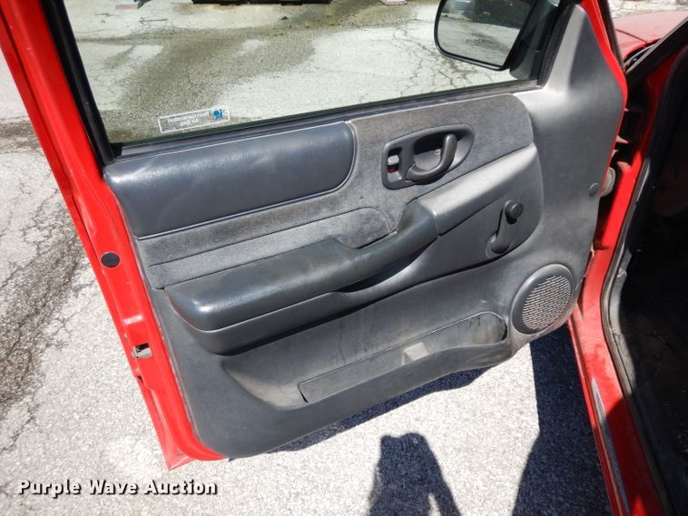 image for item GG9117 2000 GMC Sonoma Ext. Cab pickup truck