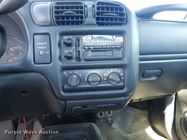 image for item GG9117 2000 GMC Sonoma Ext. Cab pickup truck