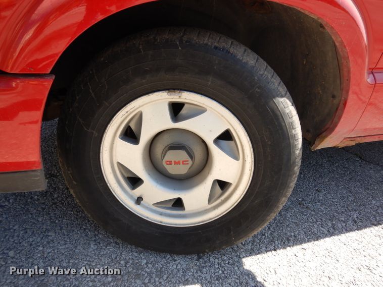 image for item GG9117 2000 GMC Sonoma Ext. Cab pickup truck