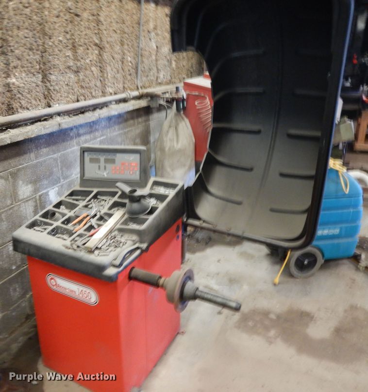 image for item GG9123 Accu-Turn 1450 tire balancing machine