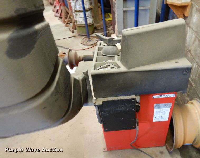 image for item GG9123 Accu-Turn 1450 tire balancing machine