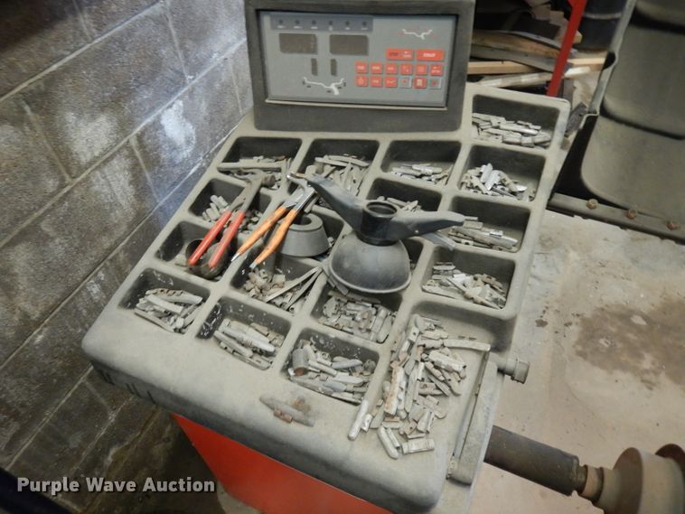 image for item GG9123 Accu-Turn 1450 tire balancing machine