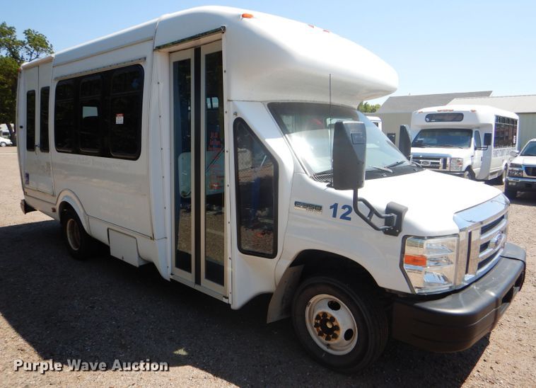 image for item GH9593 2009 Ford E350 Super Duty shuttle bus