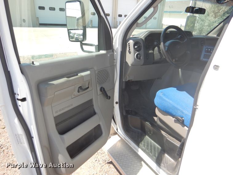 image for item GH9593 2009 Ford E350 Super Duty shuttle bus
