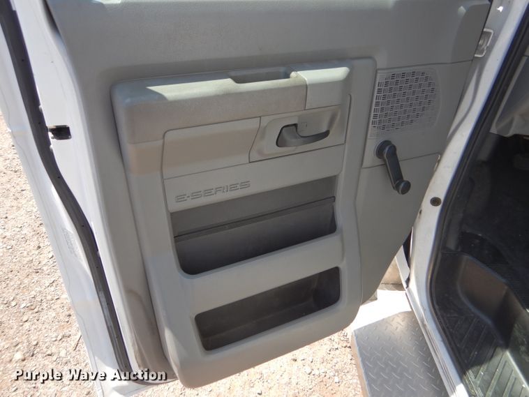 image for item GH9593 2009 Ford E350 Super Duty shuttle bus