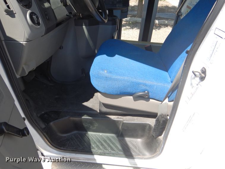 image for item GH9593 2009 Ford E350 Super Duty shuttle bus