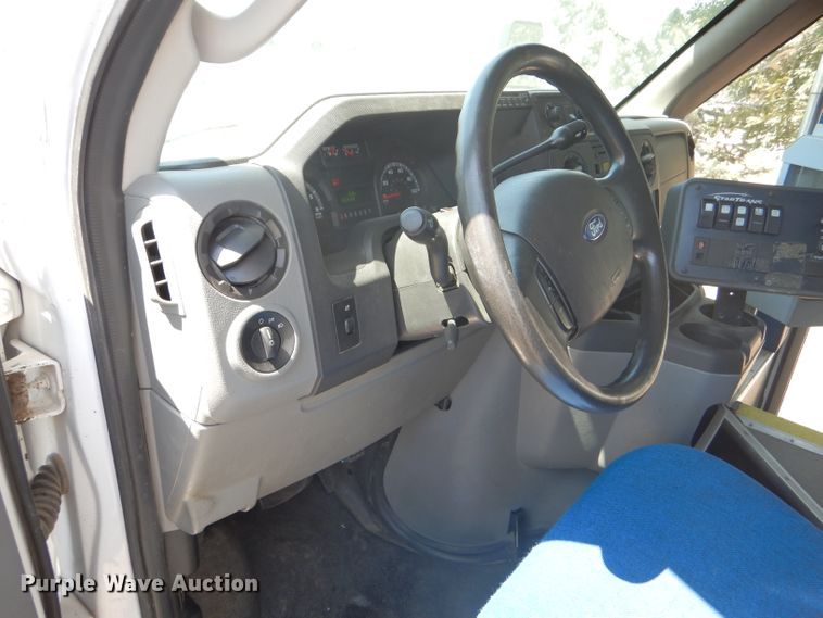 image for item GH9593 2009 Ford E350 Super Duty shuttle bus