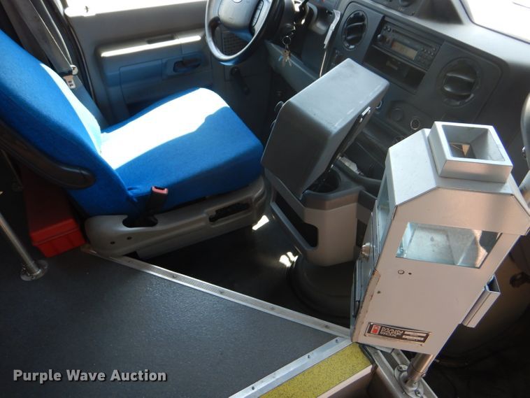 image for item GH9593 2009 Ford E350 Super Duty shuttle bus