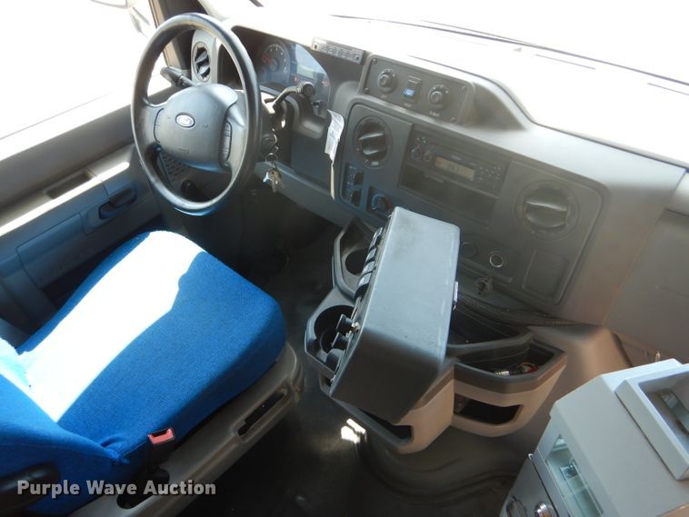 image for item GH9593 2009 Ford E350 Super Duty shuttle bus