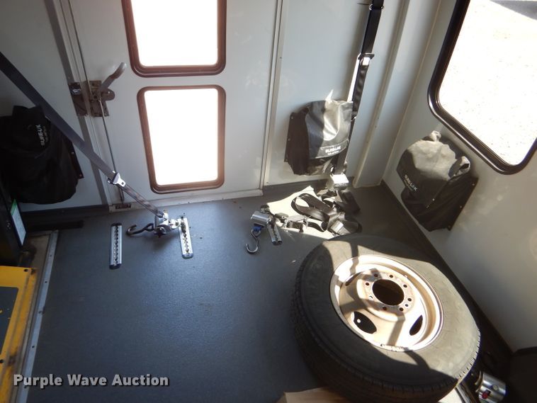 image for item GH9593 2009 Ford E350 Super Duty shuttle bus