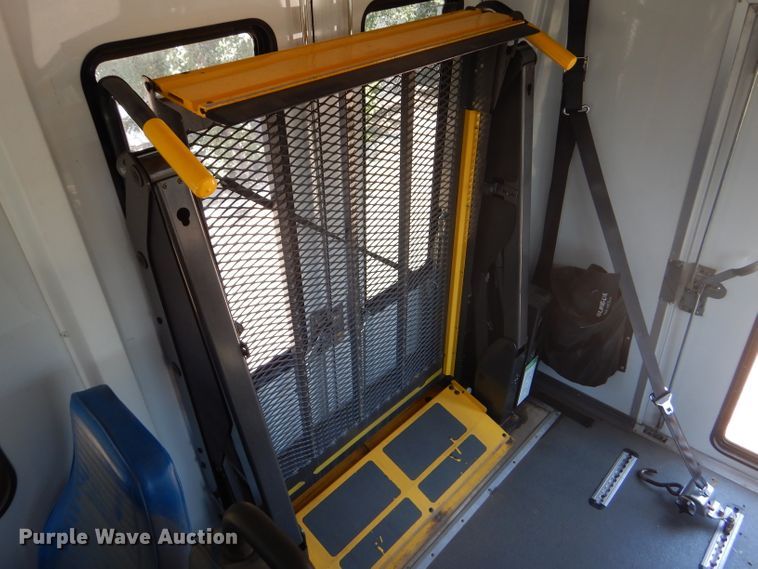 image for item GH9593 2009 Ford E350 Super Duty shuttle bus