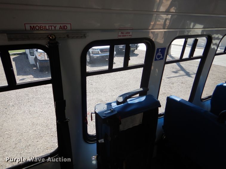 image for item GH9593 2009 Ford E350 Super Duty shuttle bus