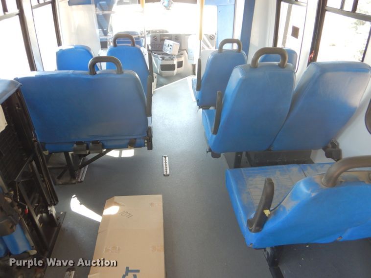 image for item GH9593 2009 Ford E350 Super Duty shuttle bus