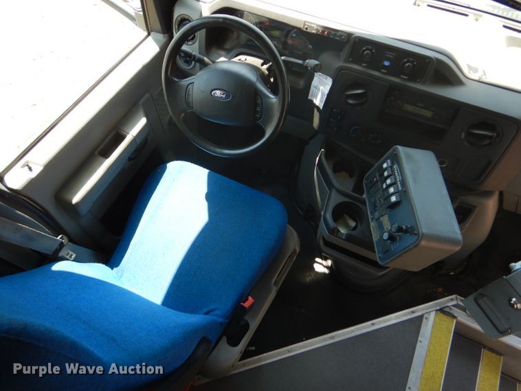 image for item GH9593 2009 Ford E350 Super Duty shuttle bus