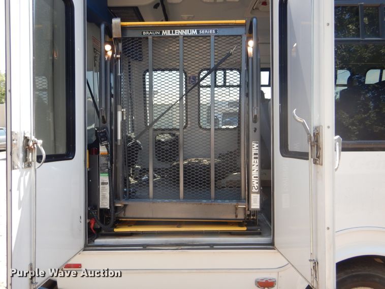 image for item GH9593 2009 Ford E350 Super Duty shuttle bus