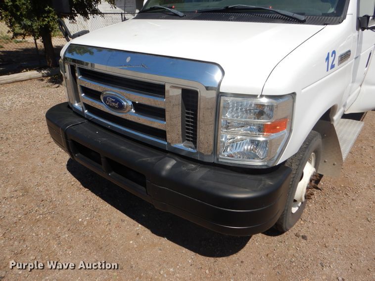 image for item GH9593 2009 Ford E350 Super Duty shuttle bus
