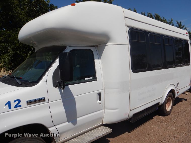 image for item GH9593 2009 Ford E350 Super Duty shuttle bus