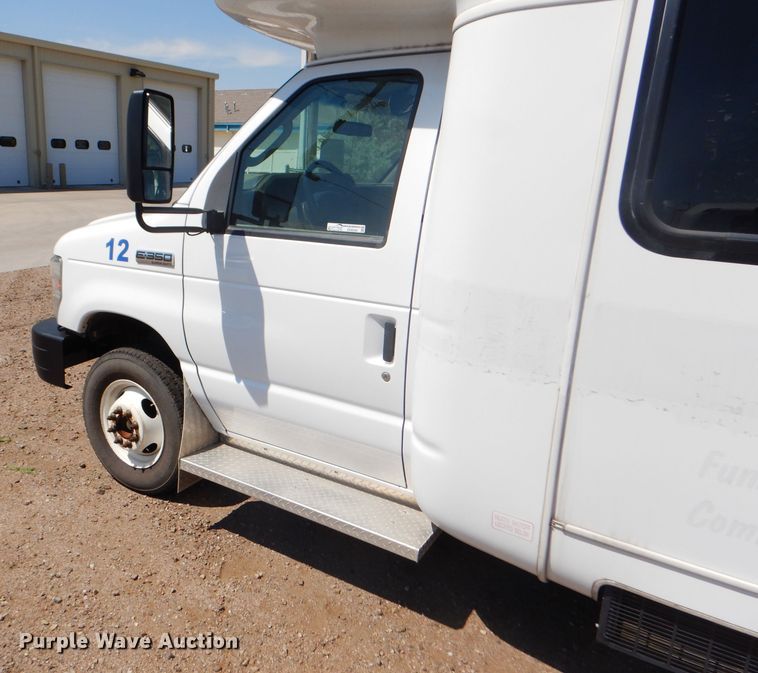image for item GH9593 2009 Ford E350 Super Duty shuttle bus