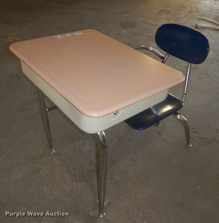 image for item GH9641 Approximately 34 student desks