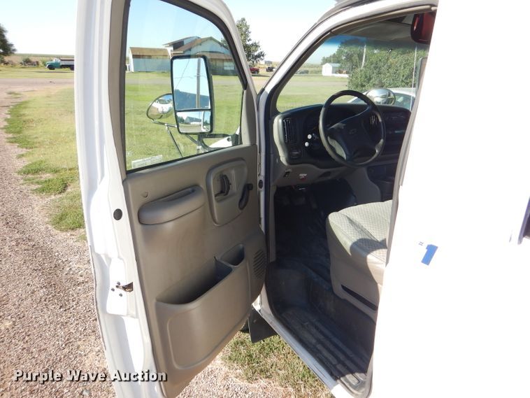 image for item GH9654 2001 Chevrolet Express 3500 Girardin school bus