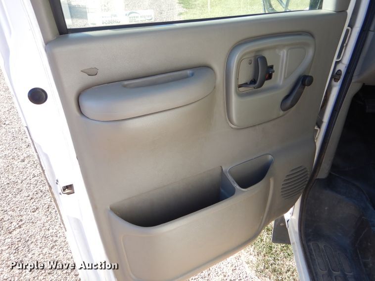 image for item GH9654 2001 Chevrolet Express 3500 Girardin school bus