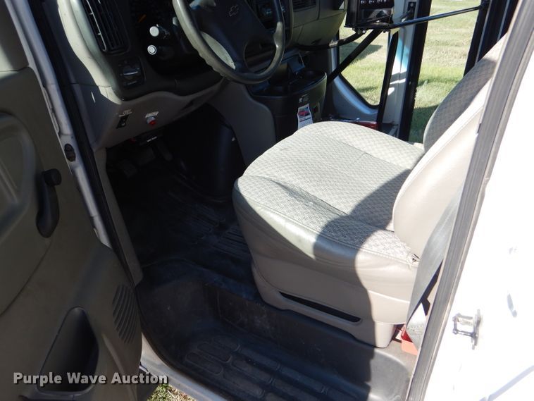 image for item GH9654 2001 Chevrolet Express 3500 Girardin school bus