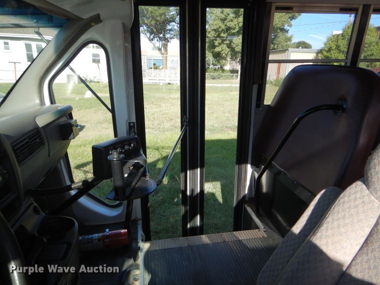 image for item GH9654 2001 Chevrolet Express 3500 Girardin school bus