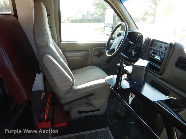 image for item GH9654 2001 Chevrolet Express 3500 Girardin school bus