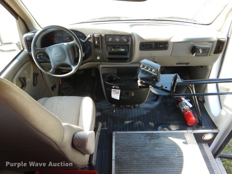 image for item GH9654 2001 Chevrolet Express 3500 Girardin school bus